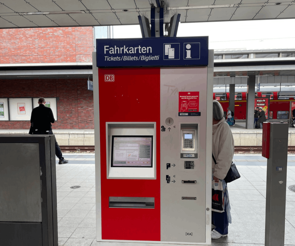 発券機(真ん中)と刻印機(右) 発券機(真ん中)と刻印機(右)